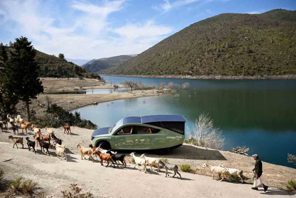 خودروی آفرود خورشیدی در کنار دریاچه