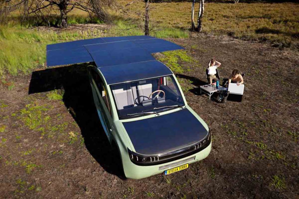 زن و مرد با خودروی آفرود خورشیدی در طبیعت